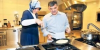 هل يمكن أن يساعد الرجل الشرقى زوجته فى المنزل؟ 