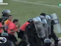 لاعبو منتخب مالي يعتدون على إبراهيم نور الدين عقب الخسارة أمام موريتانيا 